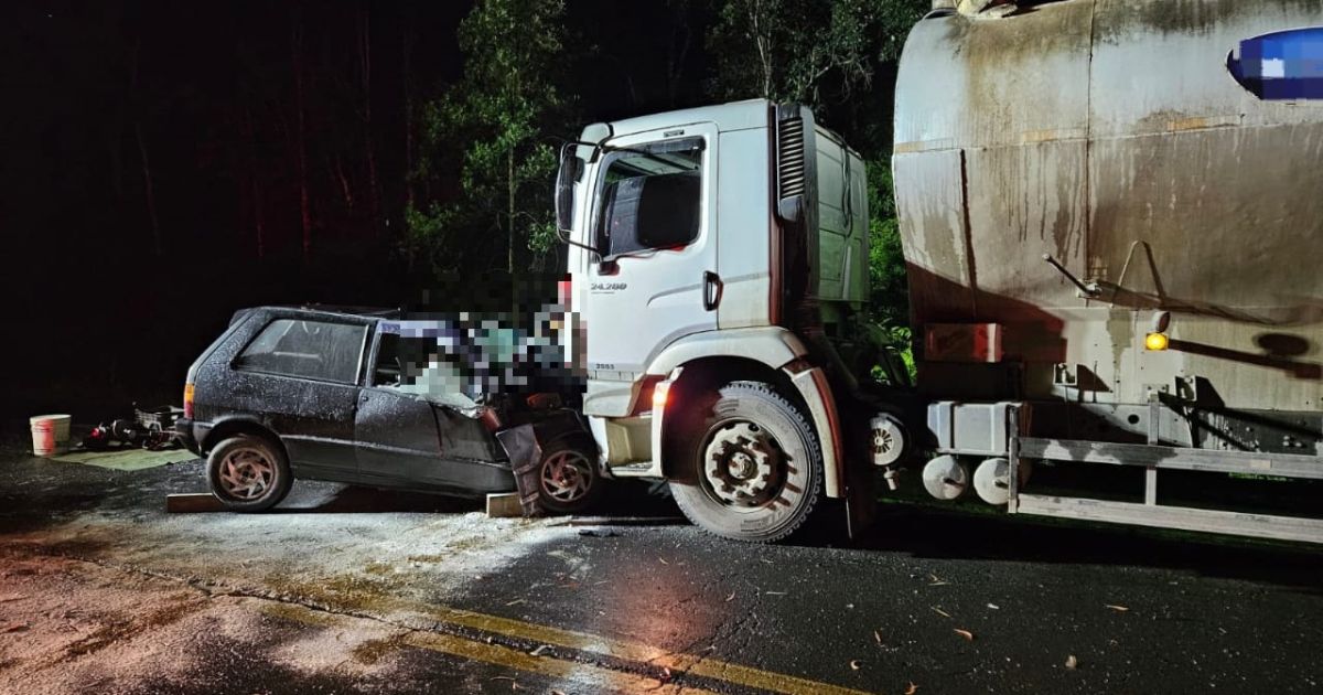 Colis O Frontal Entre Carro E Caminh O Deixa Uma Pessoa Morta No Alto