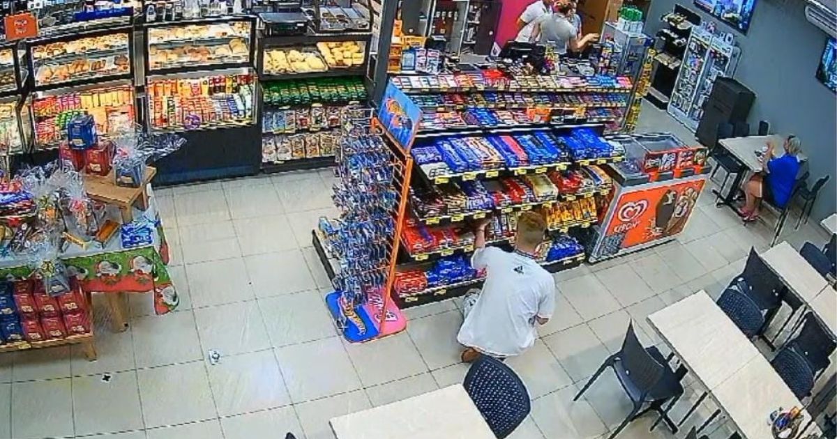 VÍDEO Homem é flagrado furtando barras de chocolates de conveniência