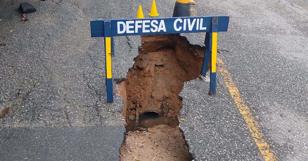 Buraco Aparece Em Rua No Bairro Primeiro De Maio E Gera Reclama Es De