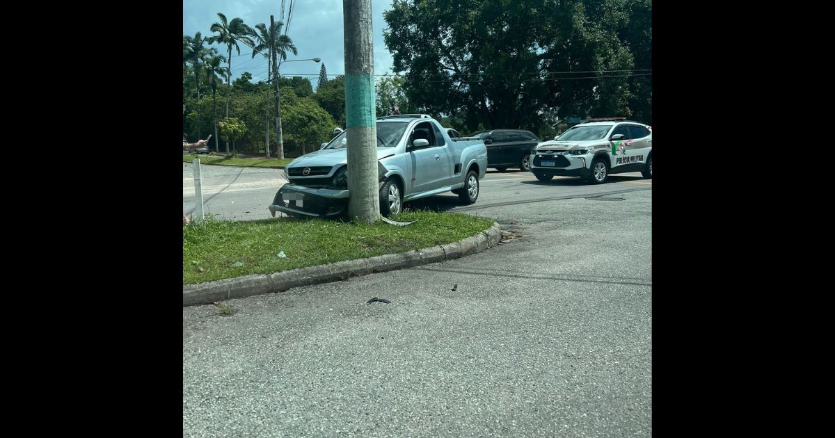 Carro Colide Contra Poste No Jardim Maluche Em Brusque