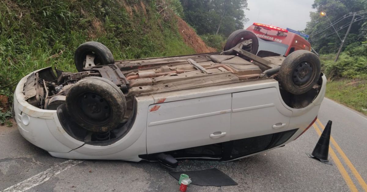 Homem fica ferido após capotar carro em Botuverá