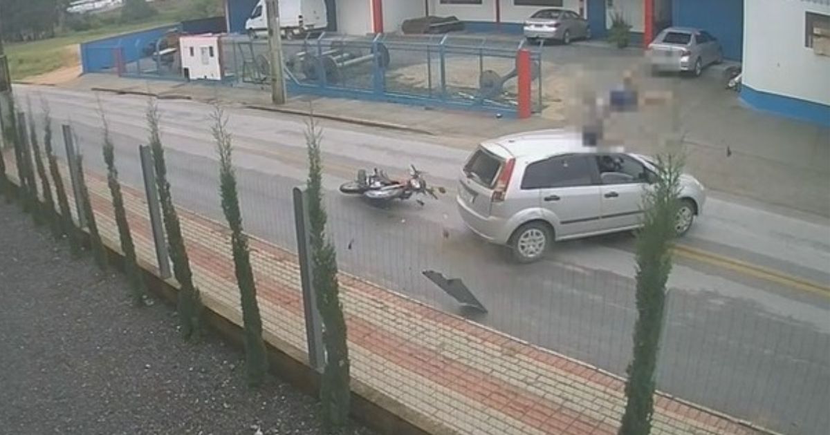 VÍDEO Câmera registra momento em que motociclista colide contra carro