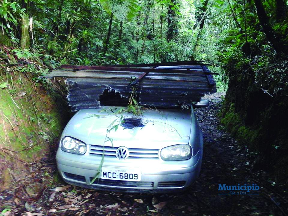 Carro de Brusque é abandonado em sítio em Joinville