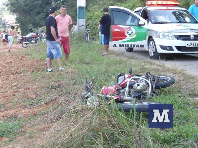 Motos batem e três ficam feridos