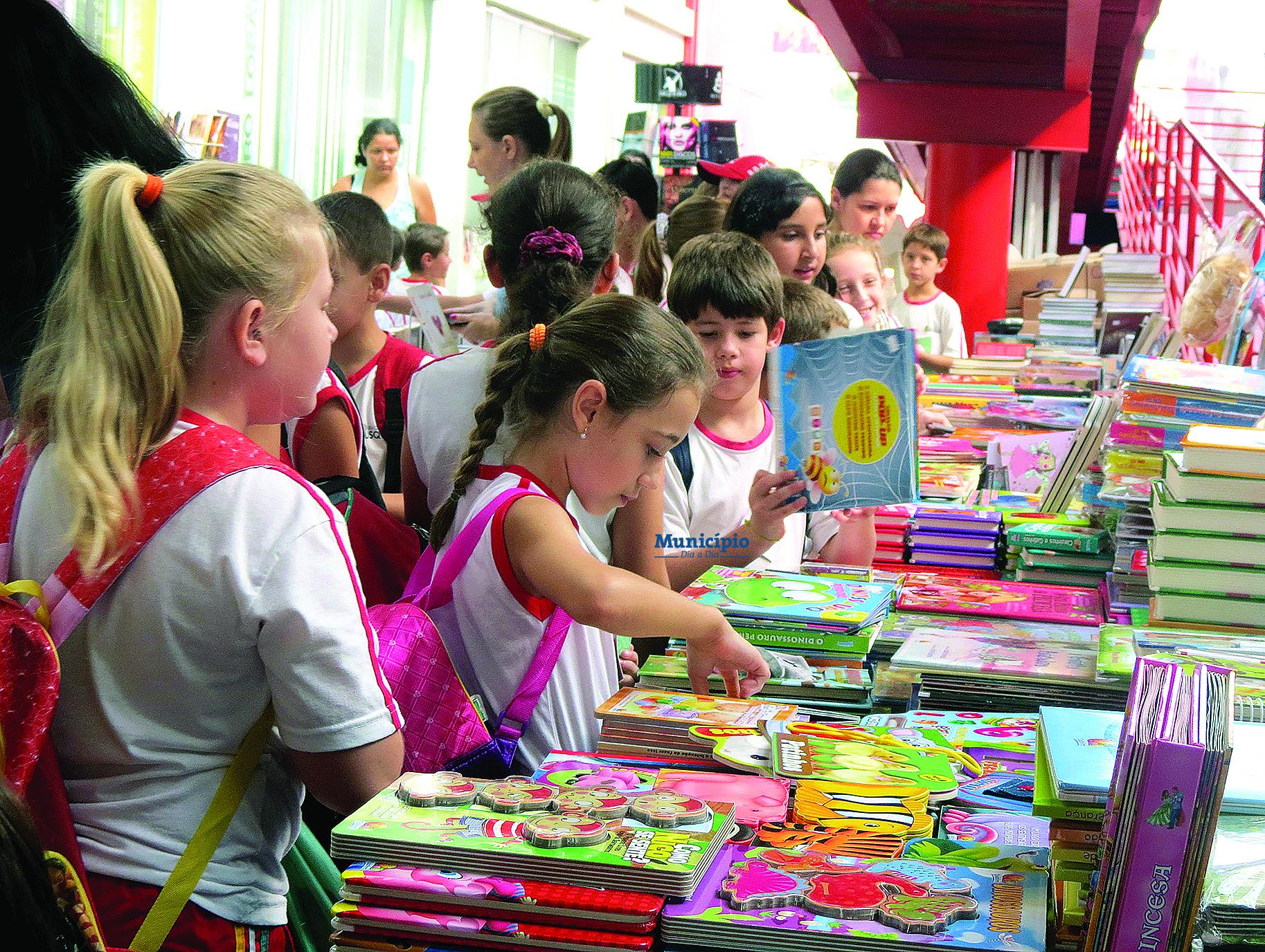 Alunos das escolas de Brusque lotam corredores da 6ª Feira do Livro oi