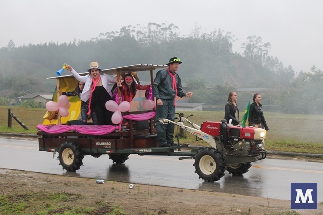 Desfile alegórico, realizado mesmo com chuva, foi a principal atração de domingo na 2º Festa da Integração de Guabiruba