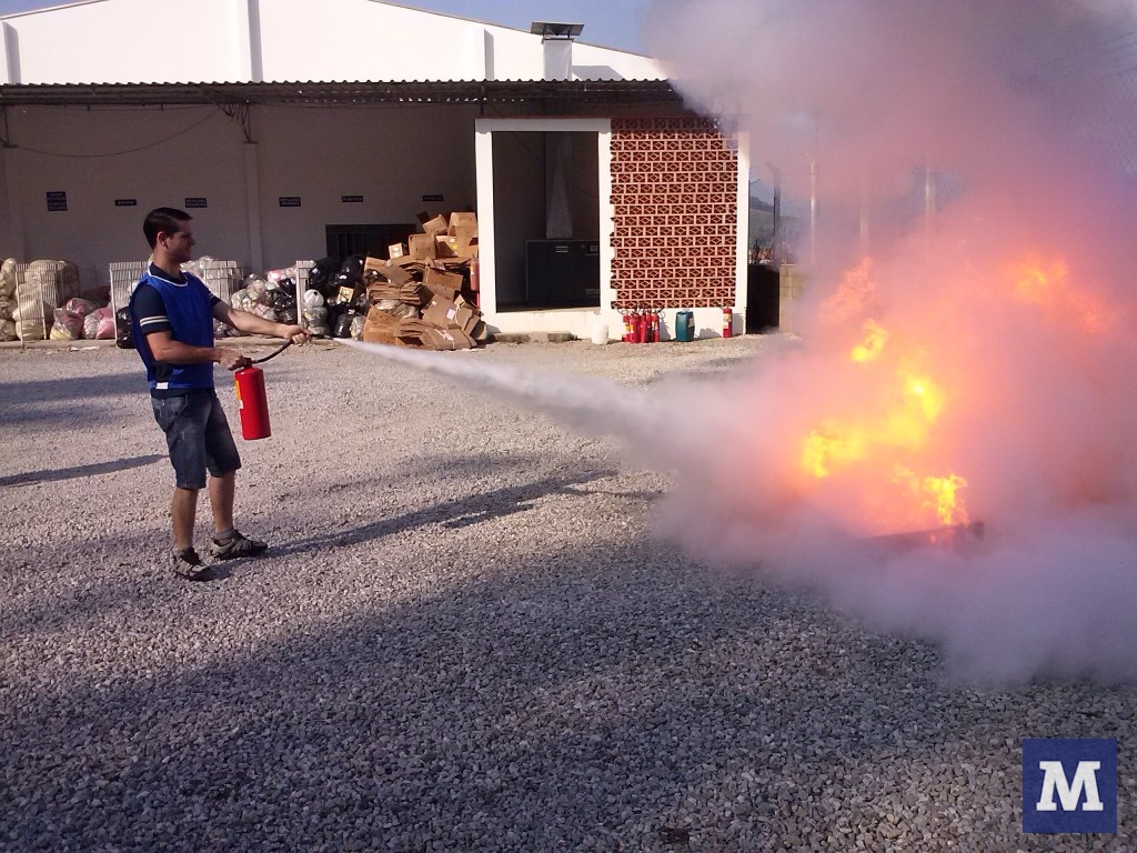 Empresas ajudam no combate a incêndios