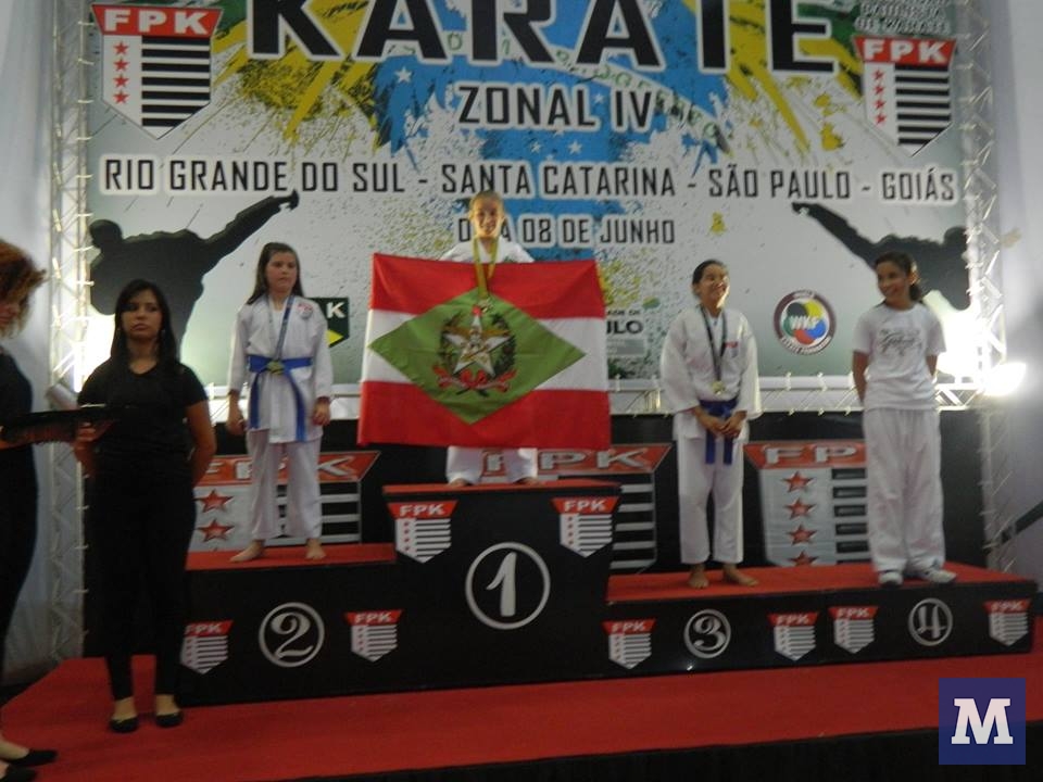 Lutadora brusquense é ouro no Sul-Brasileiro de Karatê