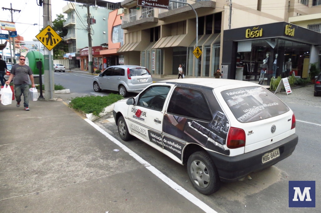 Carro de empresa ficou dois meses “esquecido” no Centro da cidade