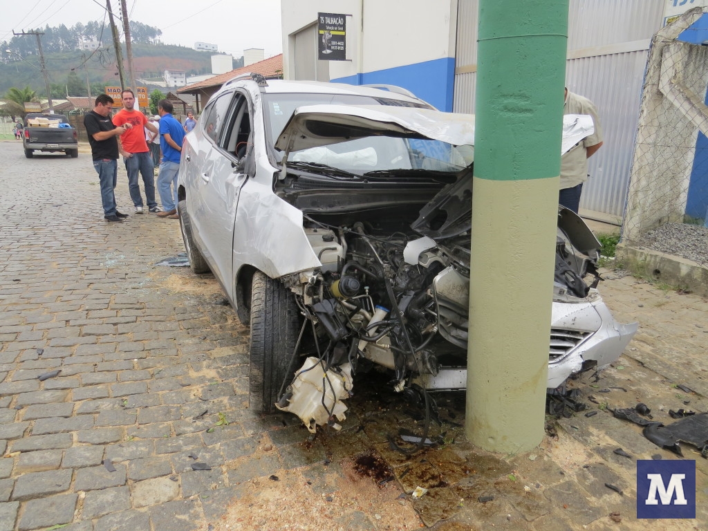 Homem perde controle de carro e colide em poste