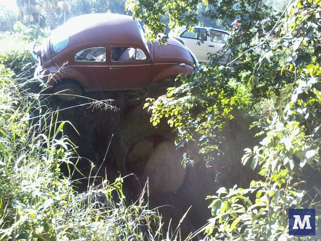 Fusca quase cai em ribeirão de Nova Trento