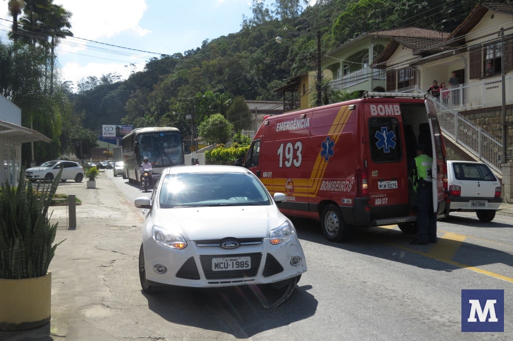 Motorista não percebe sinal amarelo e bate em moto na Primeiro de Maio