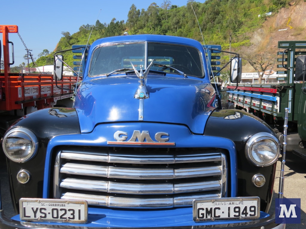 Encontro de Antigos reuniu apaixonados por carros do passado, em Brusque