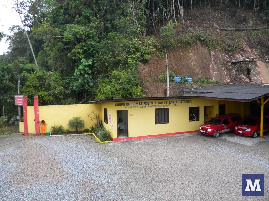 Homem usa bombeiros para dar golpe