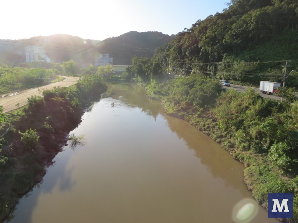 Obras de enrocamento do rio Itajaí-Mirim geram dúvidas