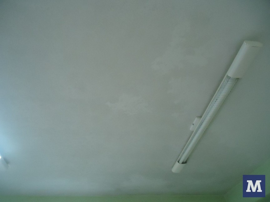 Pais reclamam de infiltração em sala de aula na escola Isaura Gouveia Gevaerd