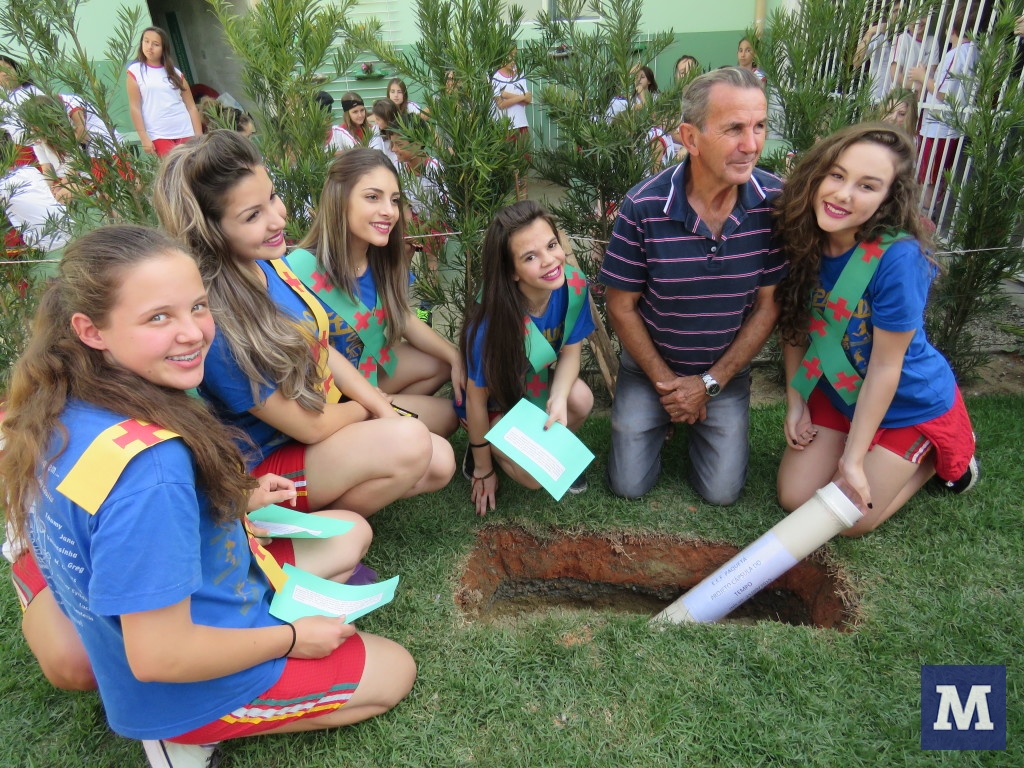 Alunos enterram cápsula do tempo com a história da escola Paquetá