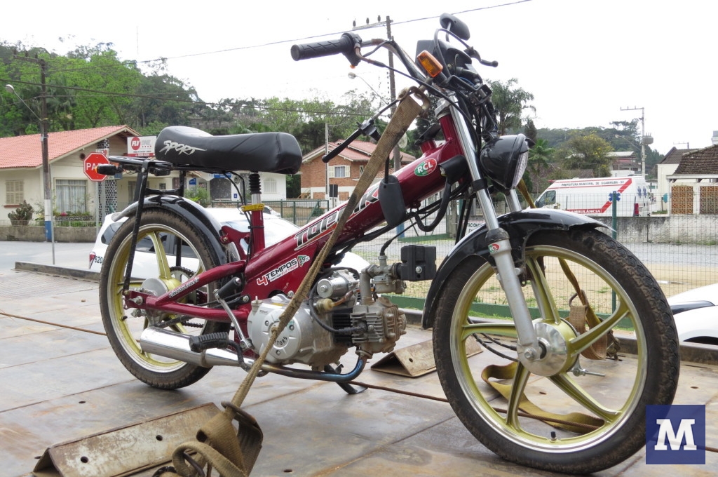 Adolescente cai de motoneta e é apreendido