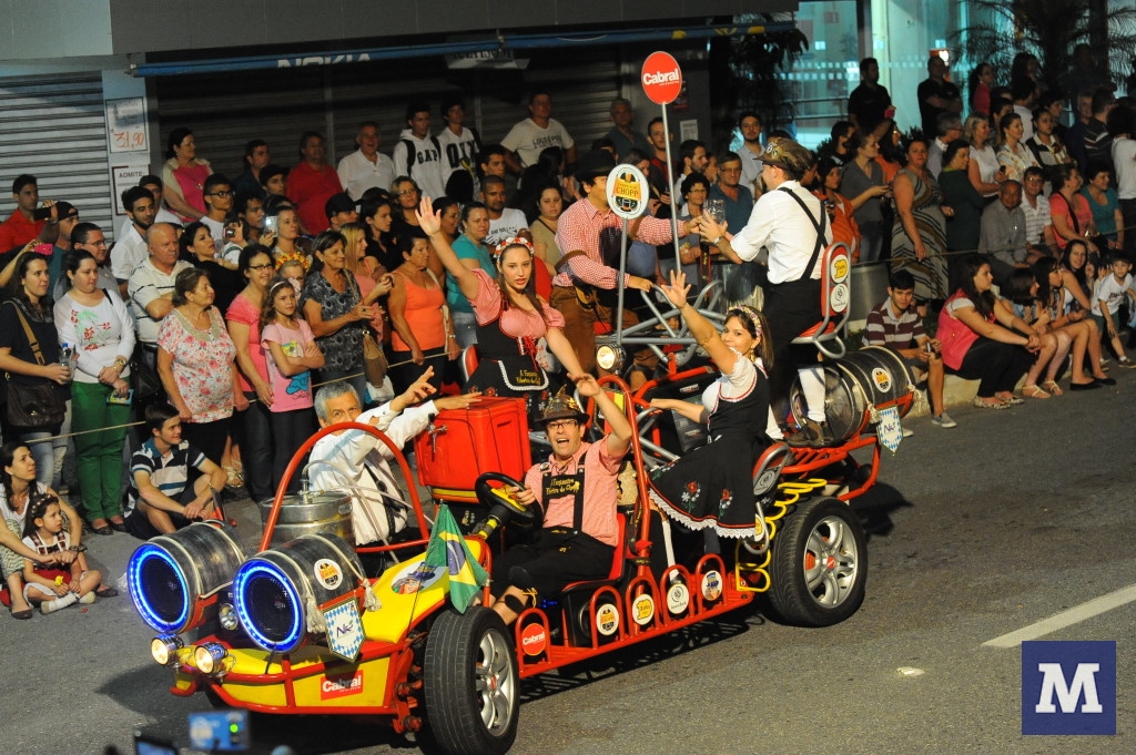 Desfile dá boas vindas à Fenarreco