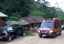 Jovem perde controle de carro, bate em casa e fere duas pessoas em Guabiruba