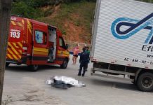 Ciclista morre após colidir com caminhão em Guabiruba