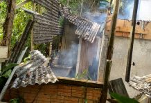 Incêndio destrói casa no bairro Limoeiro, em Itajaí