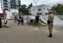 Polícia flagra jovens consumindo drogas na praça do Sapateiro, em São João Batista