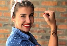 Mulher que viaja sozinha