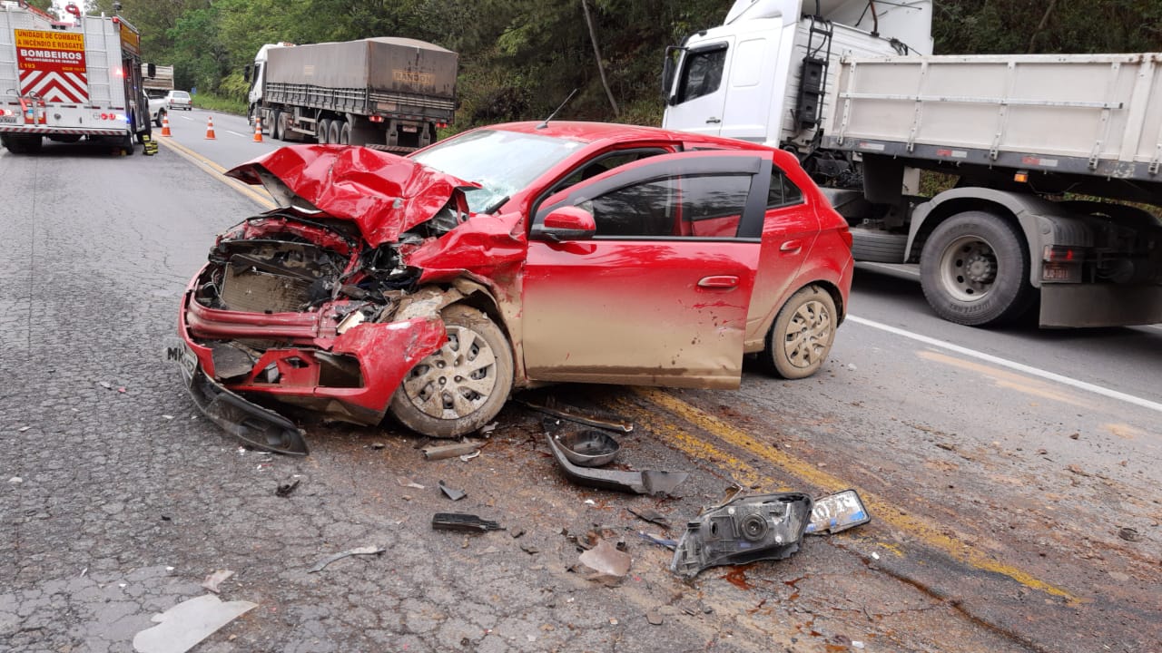 Três pessoas ficam feridas em acidente envolvendo dois veículos na br-470, em ibirama