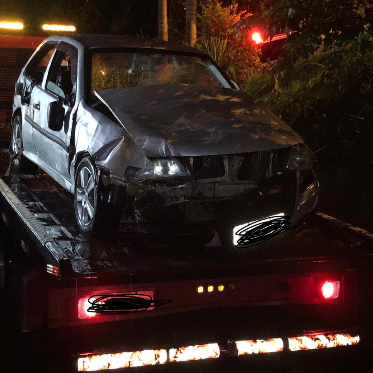 carro cai em ribanceira e atinge casa em Blumenau