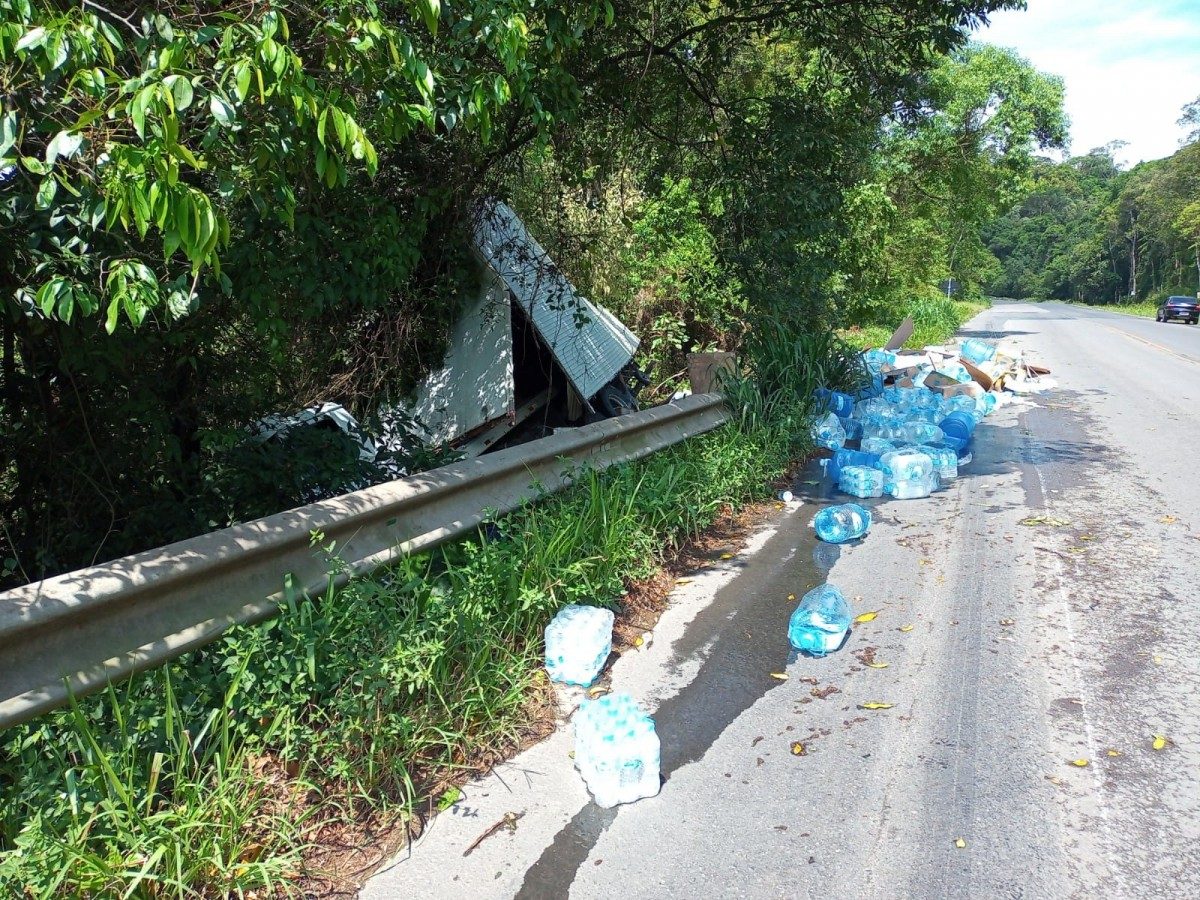 Caminhão de água mineral tomba e homem ferido ferido na BR-470, no Alto Vale do Itajaí
