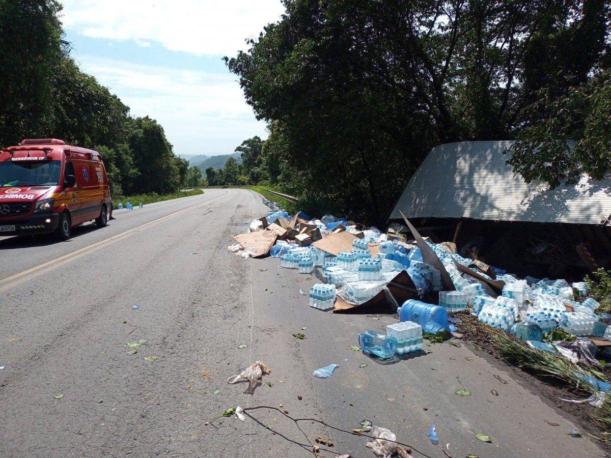 Caminhão de água mineral tomba e homem ferido ferido na BR-470, no Alto Vale do Itajaí