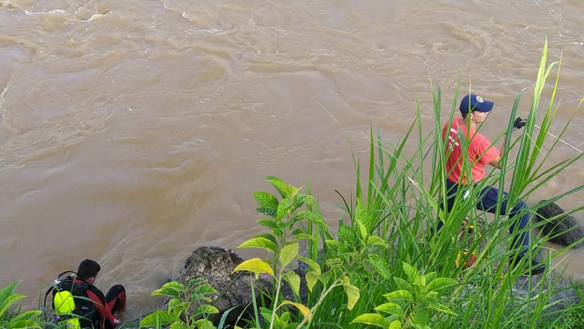 Corpo de Bombeiros inicia buscas por vítima após carro cair no rio Itajaí-Mirim