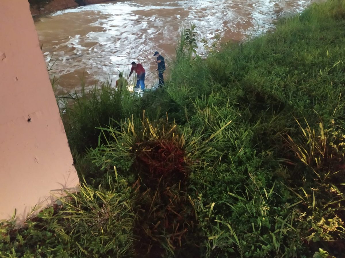 Carro cai no rio Itajaí-Mirim e bombeiros farão buscas por possíveis vítimas em Brusque