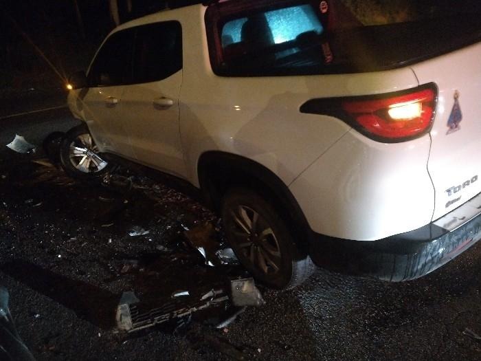 Colisão entre dois carros deixa pessoas feridas na rodovia Gentil Battisti Archer