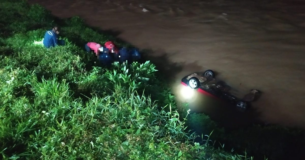 Veículo cai no rio Itajaí-Mirim e bombeiros encontram corpo em Brusque