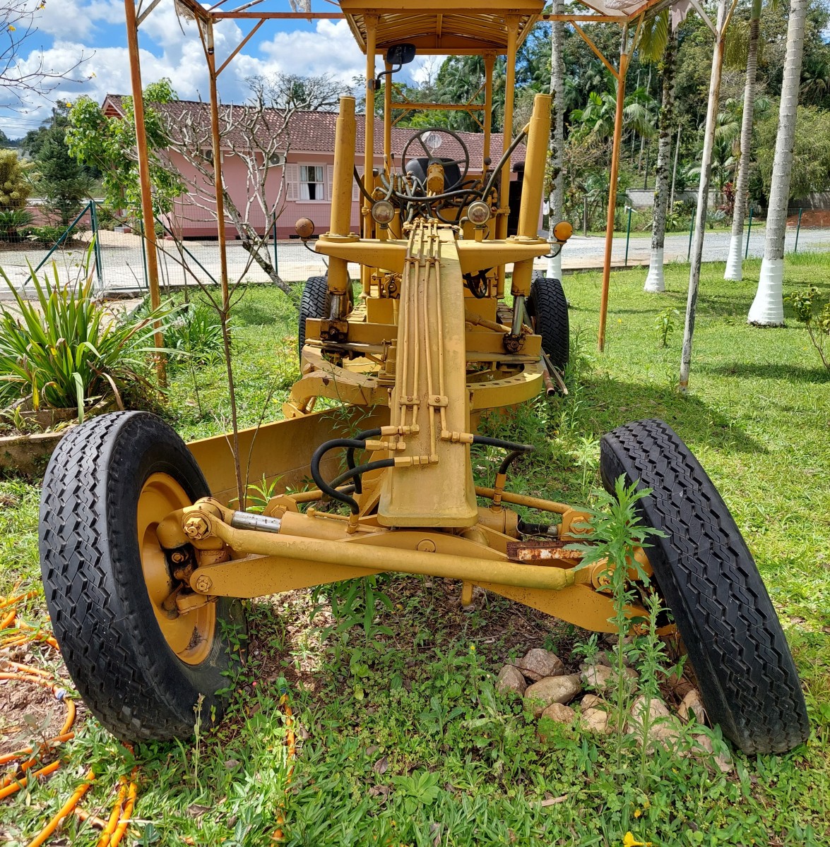 Morador de Guabiruba dedicou dois anos para construção de carro de madeira