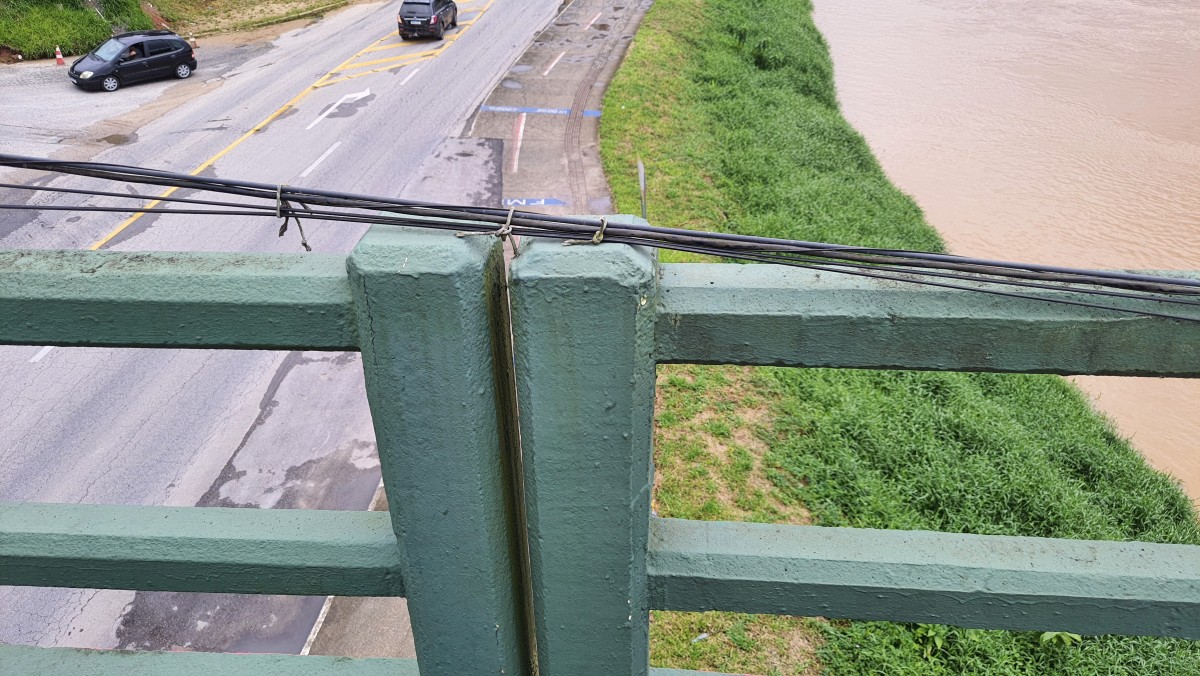 Cabos fios caídos ponte trabalhador Brusque