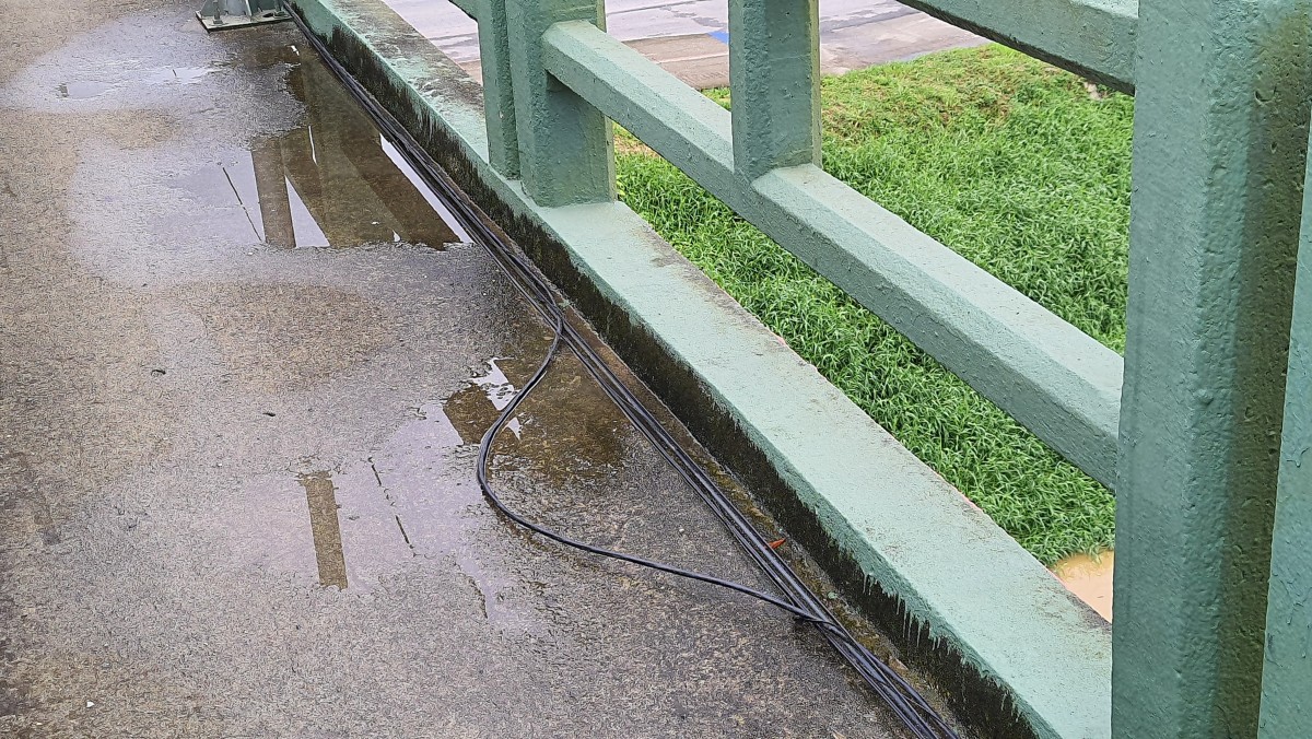 Cabos fios caídos ponte trabalhador Brusque