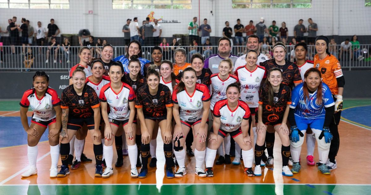 Equipes Fênix e Felinas juntas em quadra pelo Campeonato de Futsal Amador de Guabiruba