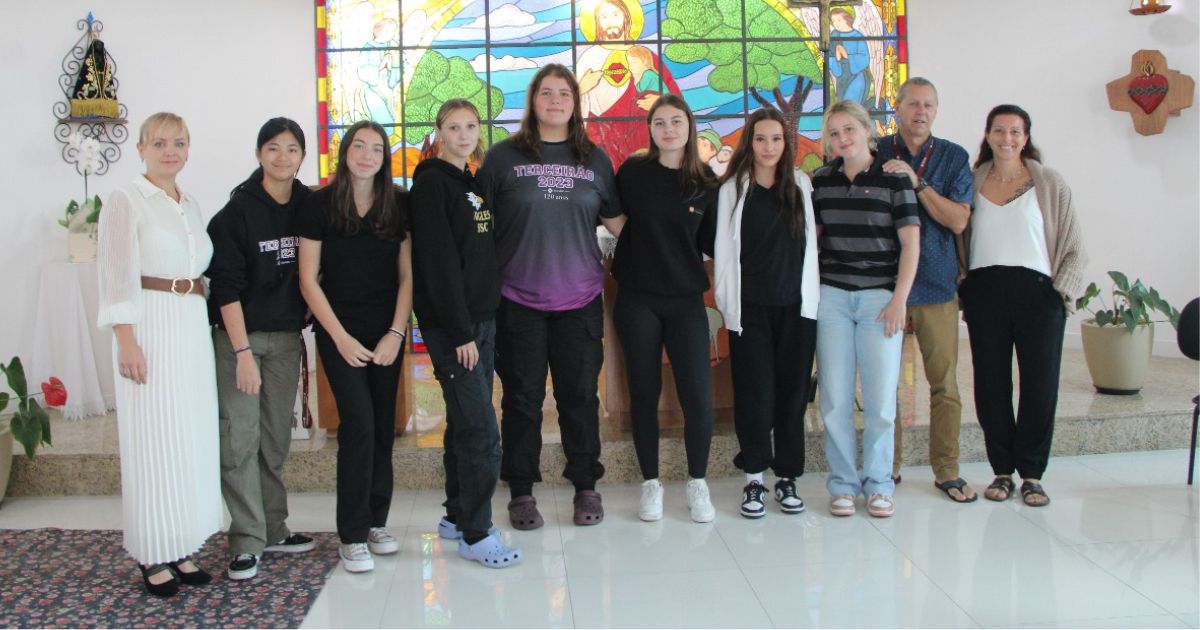 Canadian exchange students say goodbye to Colégio São Luiz, Brusque