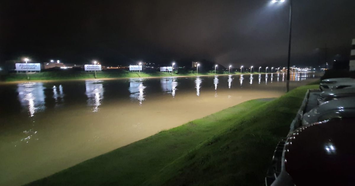 Rio itajaí-mirim supera nível previsto pela defesa civil de brusque