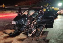 Grávida fica ferida após carro conduzido por adolescente colidir em carreta em Gaspar