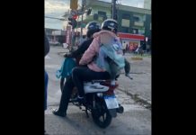 Casal é flagrado levando bebê como “mochila” em moto em Itajaí Itajaí