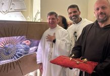 Padre de Brusque entrega rosa de ouro feita por devotos a São Carlo Acutis, na Itália Rosa de ouro