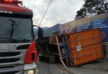 Retirada de carreta mantém acesso principal de Guabiruba bloqueado