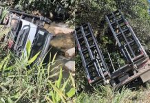 VÍDEO – Caminhão tomba e cai em riacho em Botuverá Botuverá