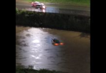 VÍDEO – Carro cai no rio Itajaí-Mirim, em Brusque Brusque