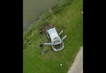 VÍDEO – Carro que caiu no rio Itajaí-Mirim, em Brusque, é retirado da água mais de uma semana depois rio Itajaí-Mirim