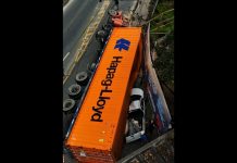 VÍDEO – Imagens aéreas mostram caminhão que tombou sobre caminhonete em Guabiruba Guabiruba